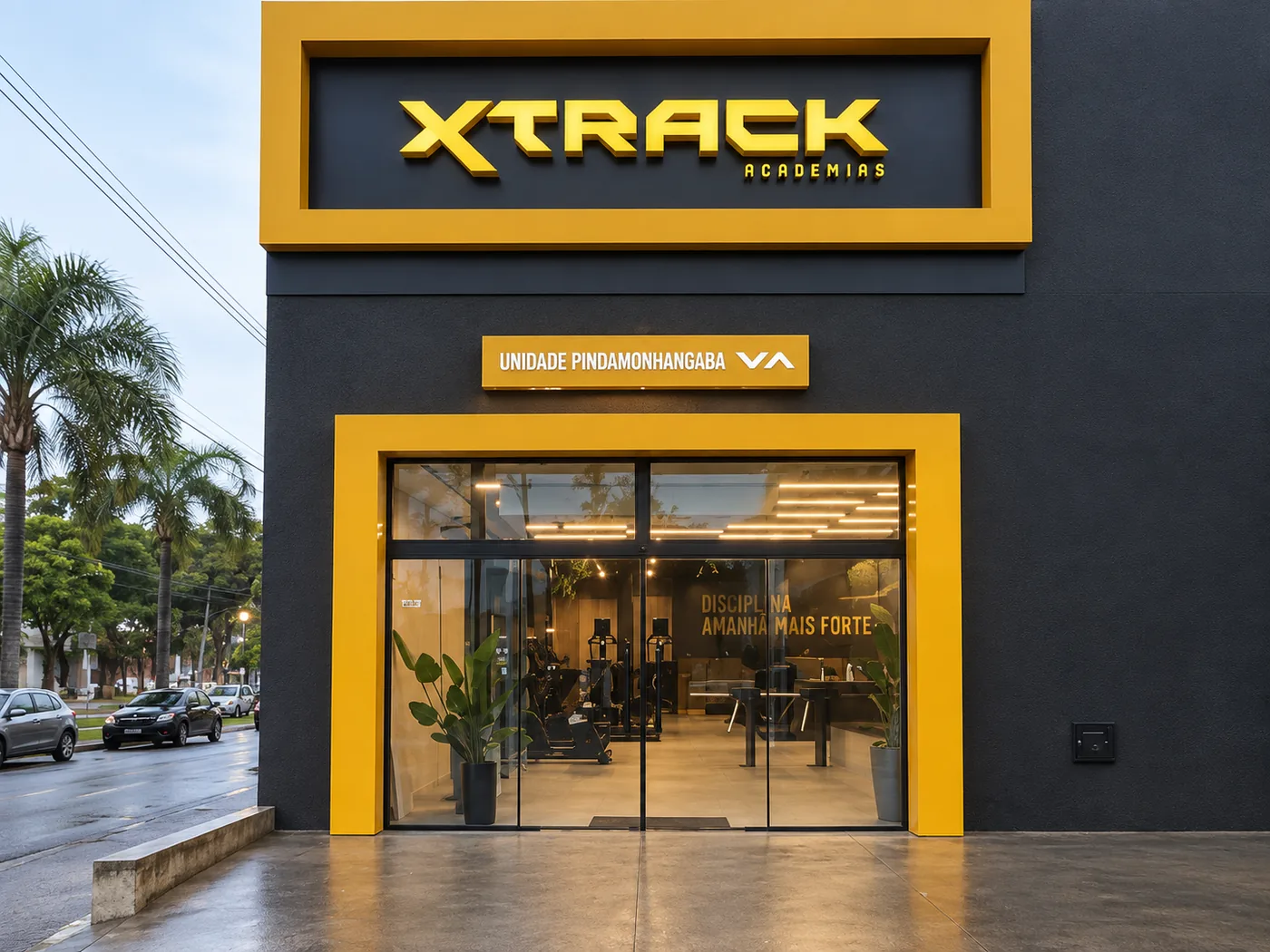 Fachada comercial da XTrack Academia com vidro